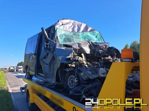 Wypadek na A4. Trzy osoby zakleszczone w busie po zderzeniu z ciężarówką