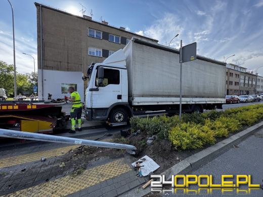 Kierowca uderzył w sygnalizator w Opolu. Trafił do szpitala
