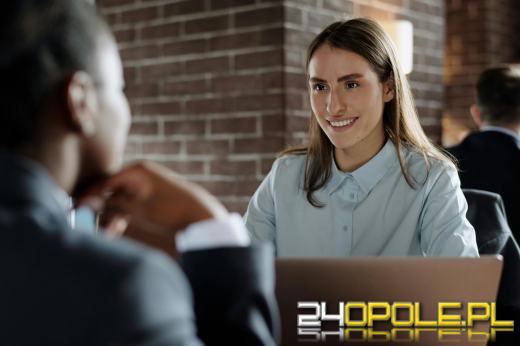 Jak stylizować eleganckie koszule damskie w zależności od okazji?