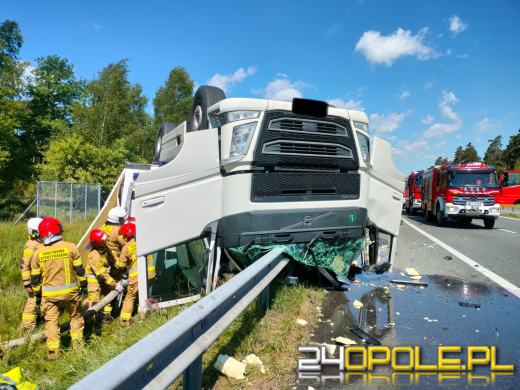 Wypadek ciężarówki na A4: pojazd przewożący mięso dachował w rowie