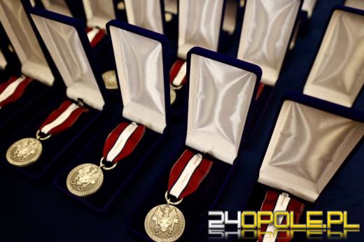 Odznaczeni za zasługi dla regionu. 19 samorządowców z medalami