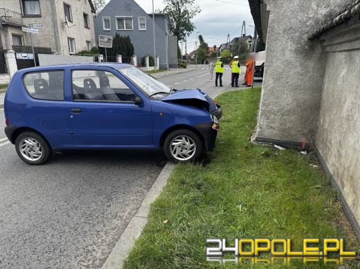 83-latka wjechała w mur domu. Sprawa trafi do sądu