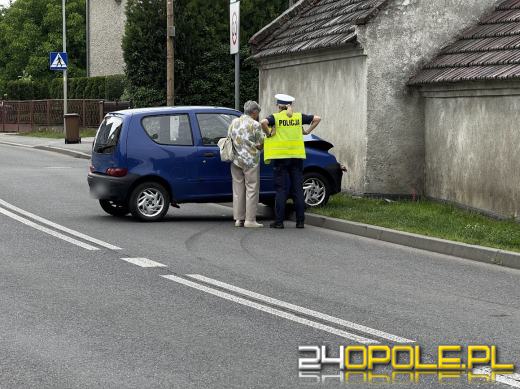 83-latka wjechała w mur domu. Sprawa trafi do sądu