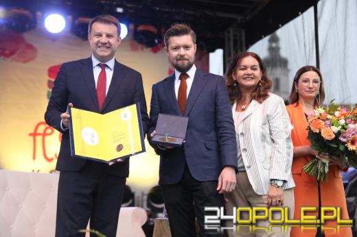 Remigiusz Mróz Honorowym Obywatelem Opola. Odznaczenie wręczono podczas Festiwalu Książki