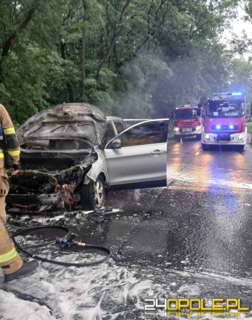 Pożar samochodu na ul. Parkowej w Prószkowie. Jedna osoba podróżowała autem