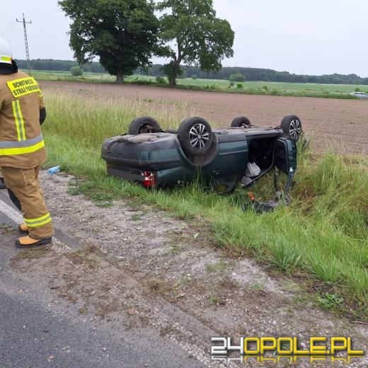 Dachowanie na DW 454. Dwie osoby trafiły do szpitala