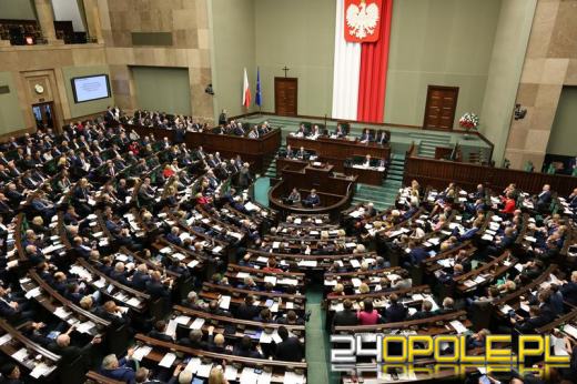 Nowy sondaż: KO na prowadzeniu, ale to PiS i Konfederacja mogą odzyskać władzę