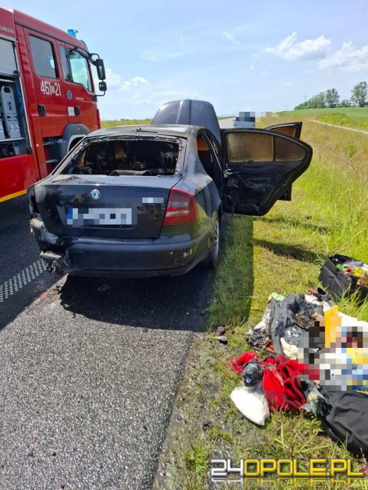 Auto zaczęło się palić w trakcie jazdy. Akcja gaśnicza na obwodnicy Nysy
