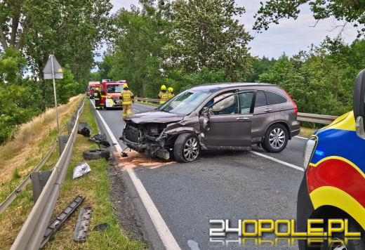 Czołowe zderzenie na DK45 w Zawadzie. Dwie osoby trafiły do szpitala