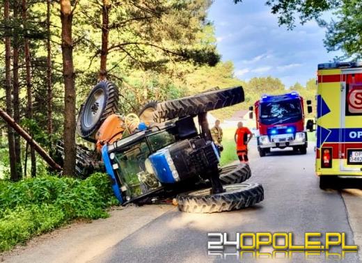 Policjant po służbie ratował rannego rolnika po przewróceniu się ciągnika
