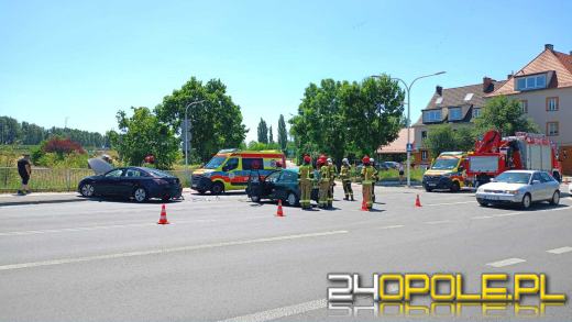 Zderzenie dwóch aut w centrum Opola. Jedna osoba trafiła do szpitala