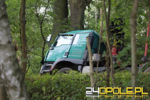 Ciężarówka wypadła z drogi i uderzyła w drzewo