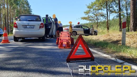 Kolizja trzech samochodów na DK45. Siedem osób poszkodowanych, w tym dziecko