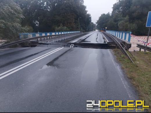Tragiczny wypadek na DK45. 76-letni motorowerzysta zginął po wjechaniu w wyrwę na moście