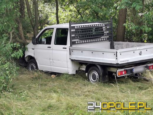 Groźnie wyglądające zdarzenie na A4. Bus uderzył w drzewo