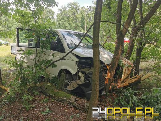 Groźnie wyglądające zdarzenie na A4. Bus uderzył w drzewo
