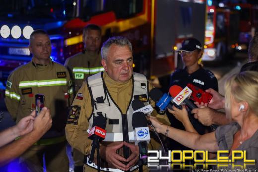 Strażacy dogaszają ogień po całonocnej akcji. Dwóch strażaków poszkodowanych 