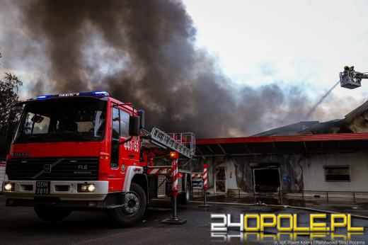 Strażacy dogaszają ogień po całonocnej akcji. Dwóch strażaków poszkodowanych 