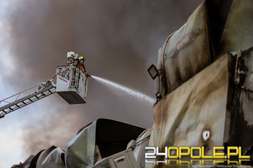 Strażacy dogaszają ogień po całonocnej akcji. Dwóch strażaków poszkodowanych 