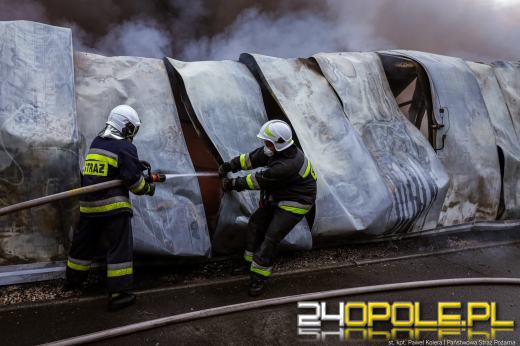 Strażacy dogaszają ogień po całonocnej akcji. Dwóch strażaków poszkodowanych 