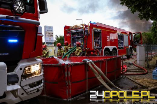 Strażacy dogaszają ogień po całonocnej akcji. Dwóch strażaków poszkodowanych 