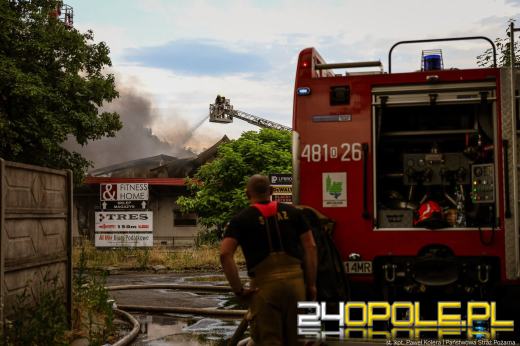 Strażacy dogaszają ogień po całonocnej akcji. Dwóch strażaków poszkodowanych 