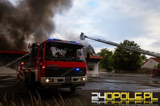 Strażacy dogaszają ogień po całonocnej akcji. Dwóch strażaków poszkodowanych 