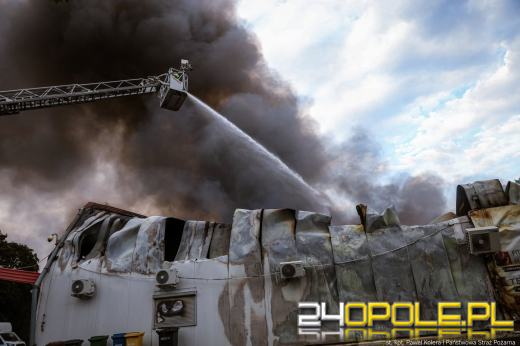 Strażacy dogaszają ogień po całonocnej akcji. Dwóch strażaków poszkodowanych 