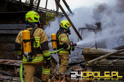 Strażacy dogaszają ogień po całonocnej akcji. Dwóch strażaków poszkodowanych 