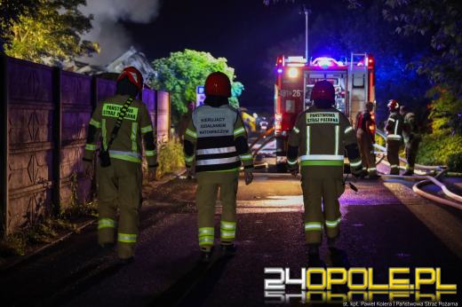 Strażacy dogaszają ogień po całonocnej akcji. Dwóch strażaków poszkodowanych 