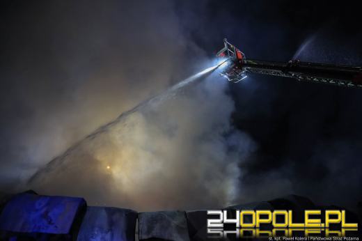 Strażacy dogaszają ogień po całonocnej akcji. Dwóch strażaków poszkodowanych 