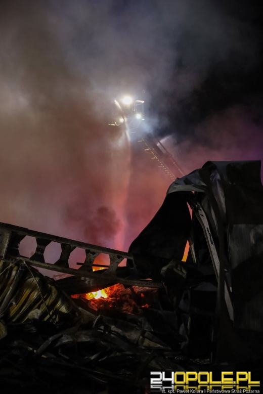 Strażacy dogaszają ogień po całonocnej akcji. Dwóch strażaków poszkodowanych 