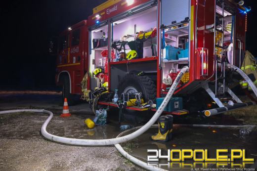 Strażacy dogaszają ogień po całonocnej akcji. Dwóch strażaków poszkodowanych 