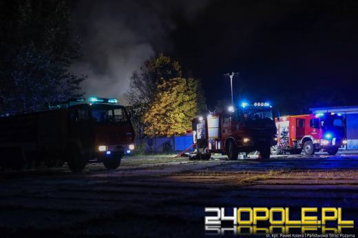 Strażacy dogaszają ogień po całonocnej akcji. Dwóch strażaków poszkodowanych 