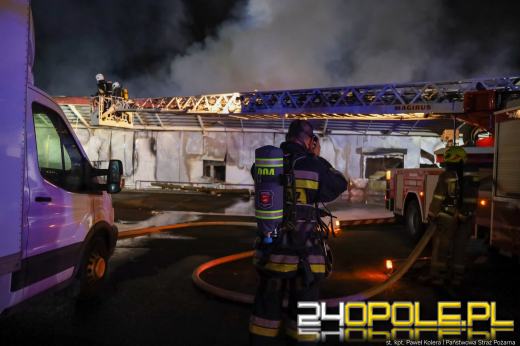 Strażacy dogaszają ogień po całonocnej akcji. Dwóch strażaków poszkodowanych 