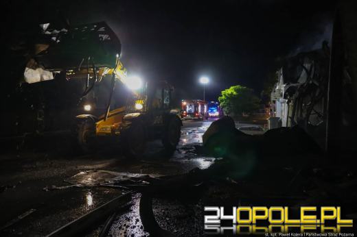 Strażacy dogaszają ogień po całonocnej akcji. Dwóch strażaków poszkodowanych 