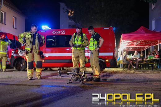 Strażacy dogaszają ogień po całonocnej akcji. Dwóch strażaków poszkodowanych 