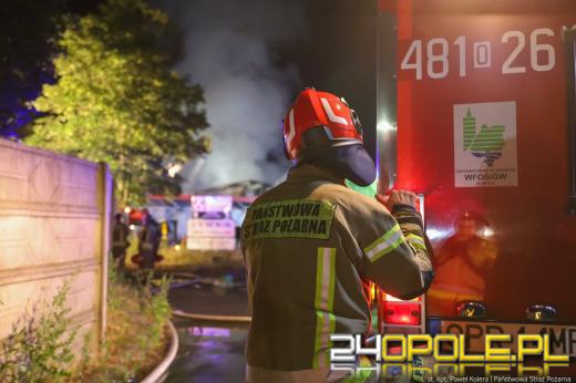 Strażacy dogaszają ogień po całonocnej akcji. Dwóch strażaków poszkodowanych 