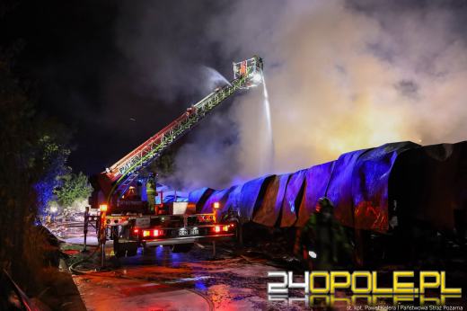 Strażacy dogaszają ogień po całonocnej akcji. Dwóch strażaków poszkodowanych 