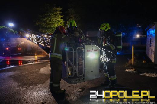Strażacy dogaszają ogień po całonocnej akcji. Dwóch strażaków poszkodowanych 