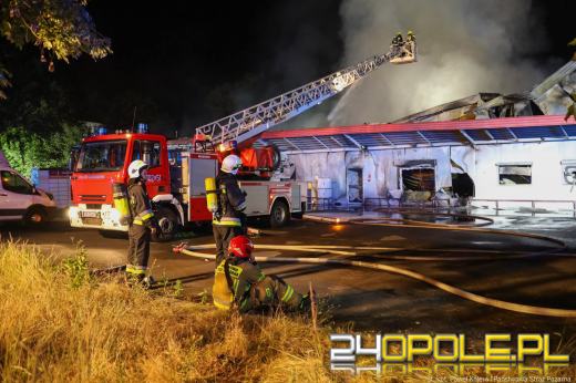 Strażacy dogaszają ogień po całonocnej akcji. Dwóch strażaków poszkodowanych 