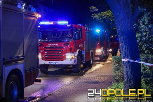 Strażacy dogaszają ogień po całonocnej akcji. Dwóch strażaków poszkodowanych 