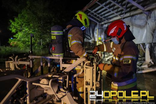 Strażacy dogaszają ogień po całonocnej akcji. Dwóch strażaków poszkodowanych 