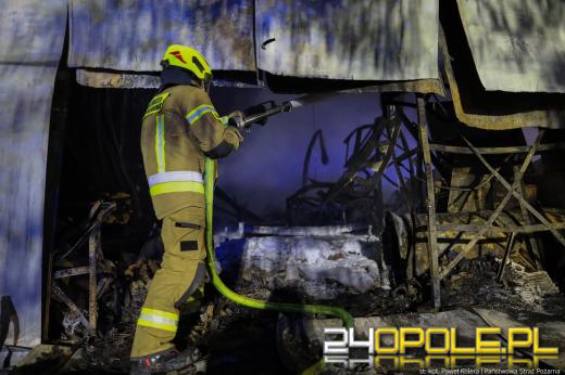 Strażacy dogaszają ogień po całonocnej akcji. Dwóch strażaków poszkodowanych 