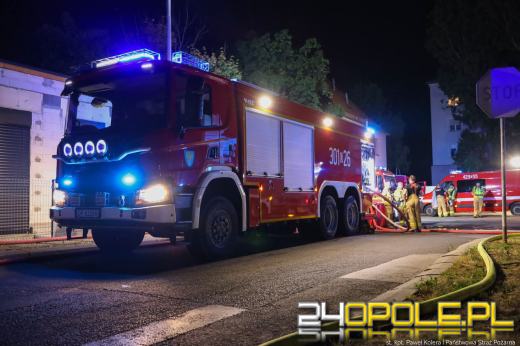 Strażacy dogaszają ogień po całonocnej akcji. Dwóch strażaków poszkodowanych 