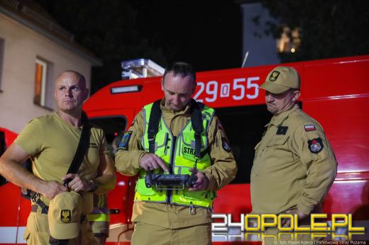 Strażacy dogaszają ogień po całonocnej akcji. Dwóch strażaków poszkodowanych 