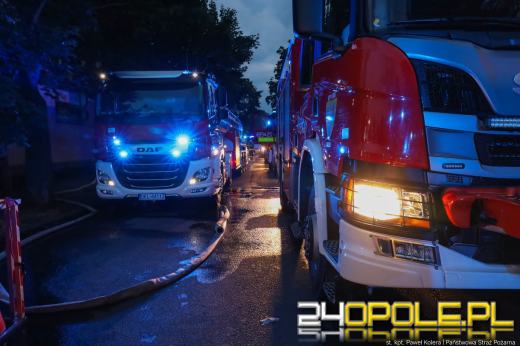Strażacy dogaszają ogień po całonocnej akcji. Dwóch strażaków poszkodowanych 