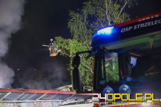 Strażacy dogaszają ogień po całonocnej akcji. Dwóch strażaków poszkodowanych 