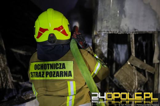 Strażacy dogaszają ogień po całonocnej akcji. Dwóch strażaków poszkodowanych 