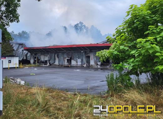 Strażacy dogaszają ogień po całonocnej akcji. Dwóch strażaków poszkodowanych 